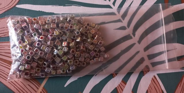 Cuentas plateadas con letras (500unid)