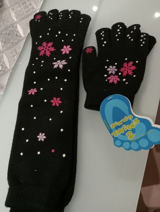 Un juego de guantes y calcetines 