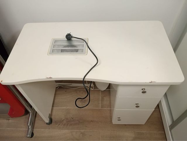 Se vende mesa de manicura