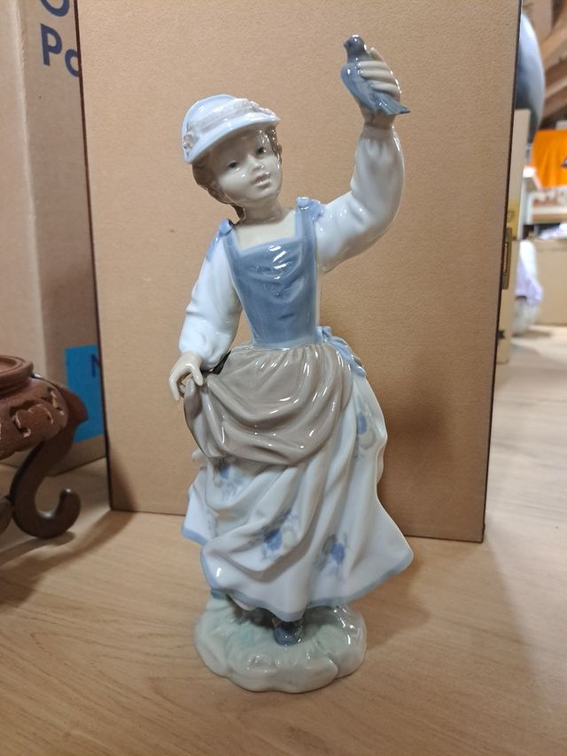 Figura porcelana Lladró Niña con gorrión