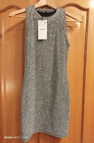 Vestido plateado de Zara con etiqueta 