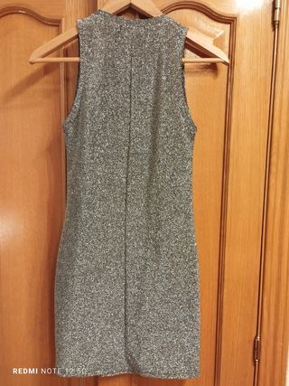 Vestido plateado de Zara con etiqueta 