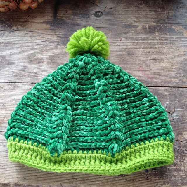 HAND KNITTED GREEN WOOL HAT