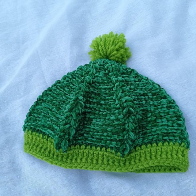 HAND KNITTED GREEN WOOL HAT