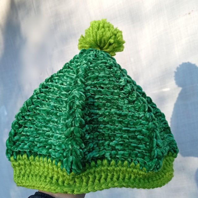 HAND KNITTED GREEN WOOL HAT