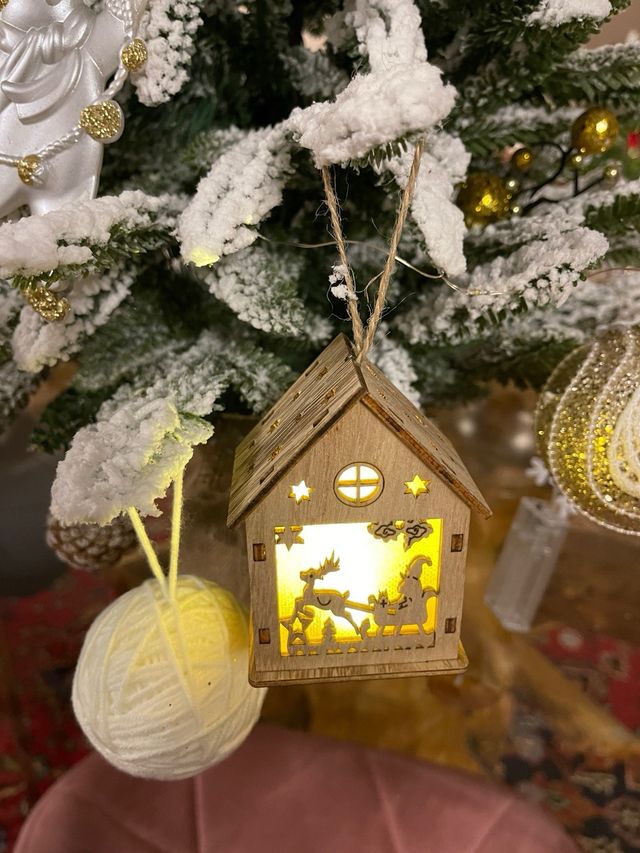 Albero con decorazioni