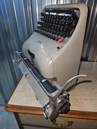 Máquina de escribir Hispano-Olivetti