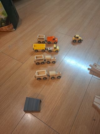 Tren de madera, vías, tren eléctrico y vehículos