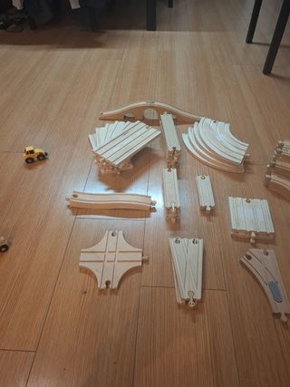 Tren de madera, vías, tren eléctrico y vehículos