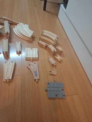 Tren de madera, vías, tren eléctrico y vehículos