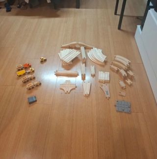 Tren de madera, vías, tren eléctrico y vehículos