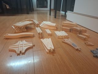 Tren de madera, vías, tren eléctrico y vehículos