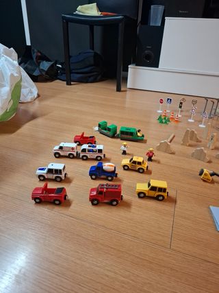 Tren de madera, vías, tren eléctrico y vehículos