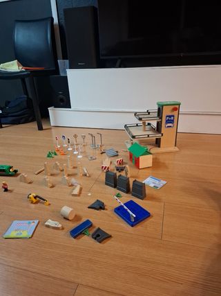 Tren de madera, vías, tren eléctrico y vehículos