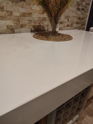Se vende mesa con 4 taburetes. 
