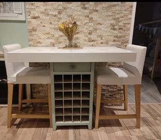 Se vende mesa con 4 taburetes. 