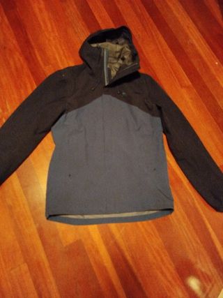 Chaqueta impermeable azul marino y negra