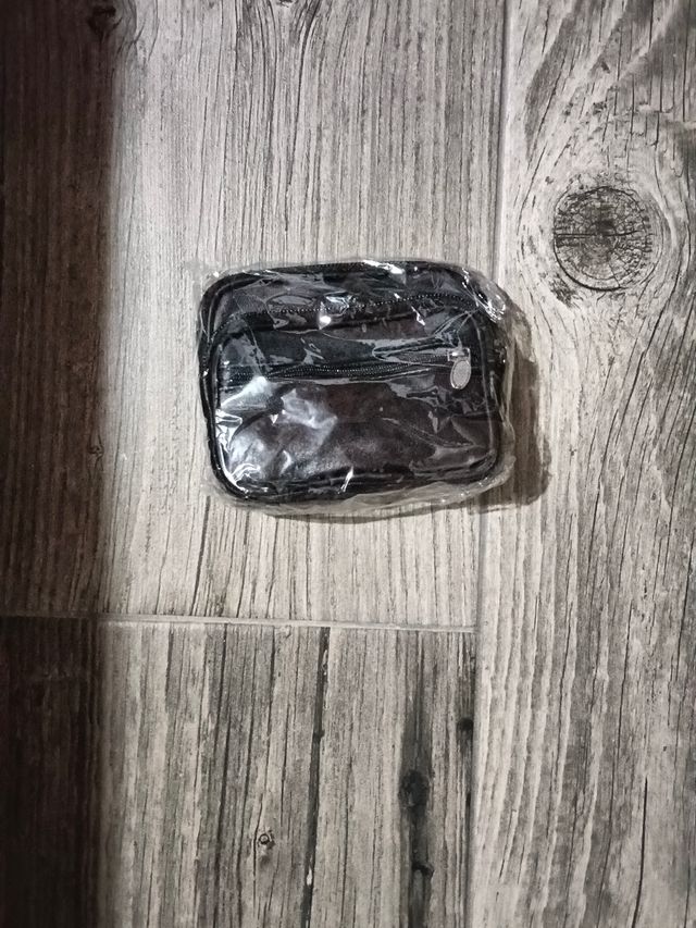 Cartera negra de piel