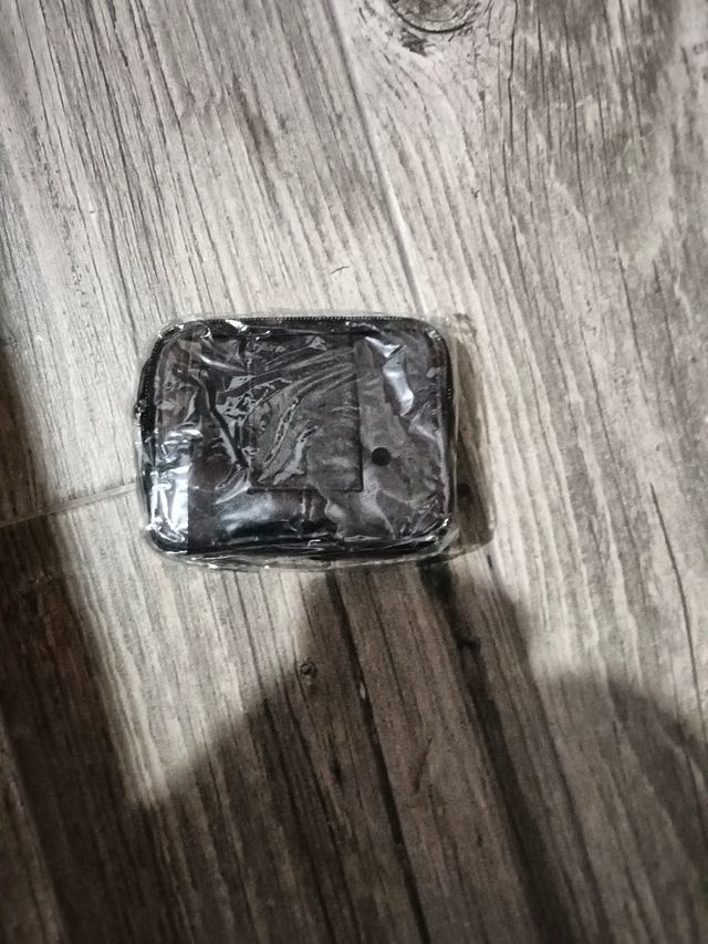 Cartera negra de piel