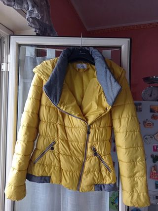 Giubbotto donna sagomato giallo con cappuccio