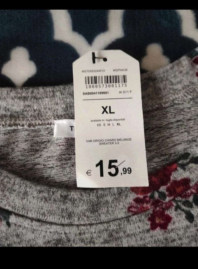 Maglioncino oversize a fiori