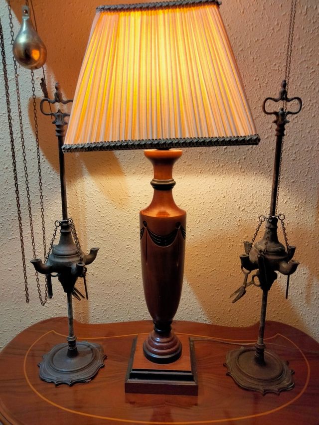 Antiche lampade da tavolo in bronzo con portacandele in olio di paraffina