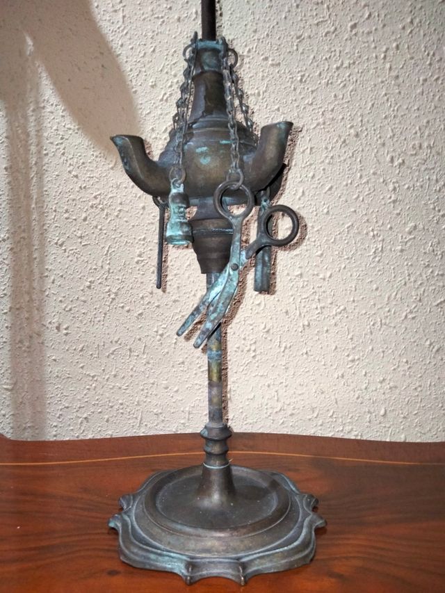 Antiche lampade da tavolo in bronzo con portacandele in olio di paraffina