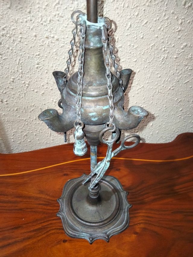 Antiche lampade da tavolo in bronzo con portacandele in olio di paraffina