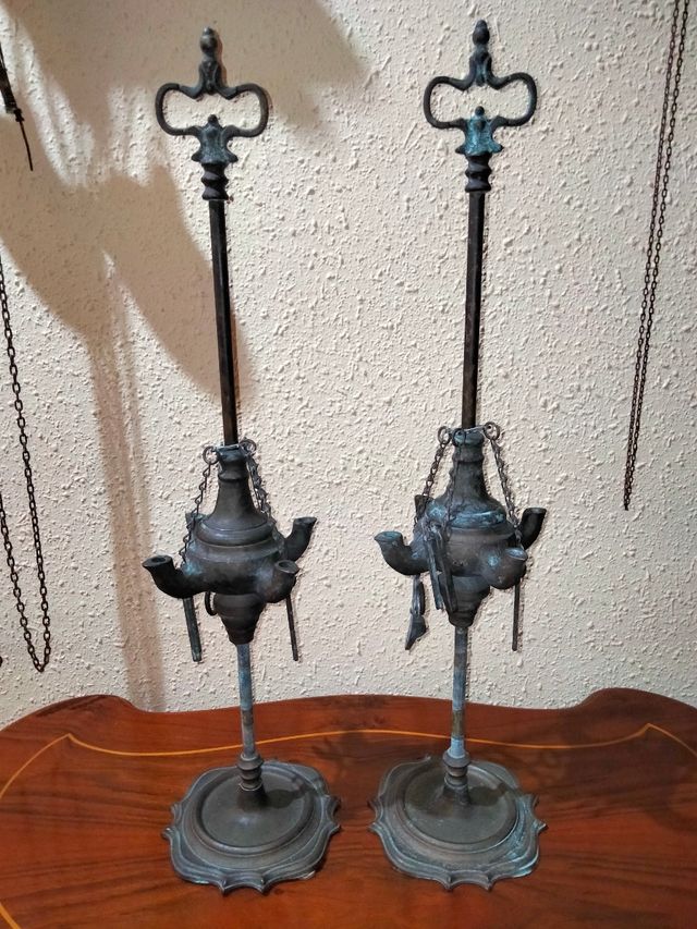 Antiche lampade da tavolo in bronzo con portacandele in olio di paraffina