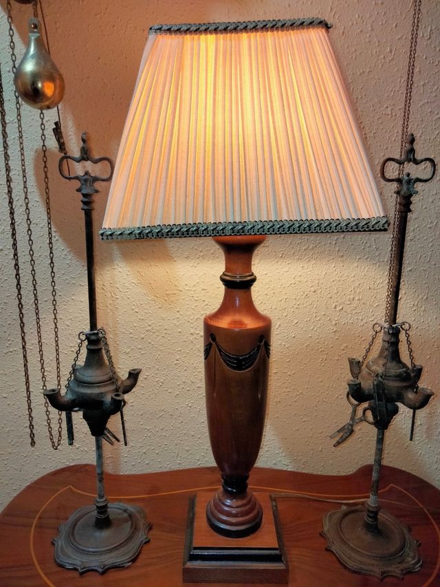 Antiche lampade da tavolo in bronzo con portacandele in olio di paraffina