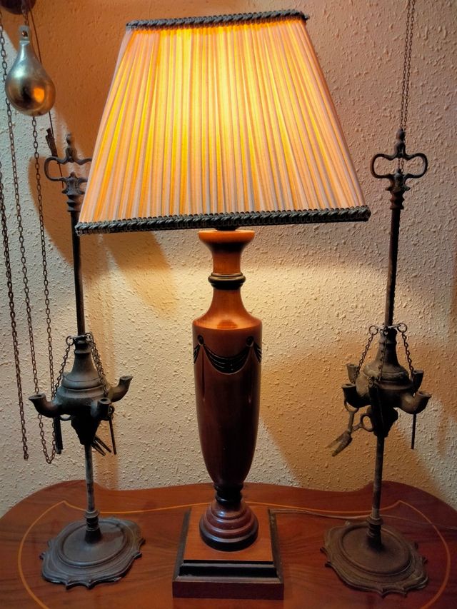 Antiche lampade da tavolo in bronzo con portacandele in olio di paraffina