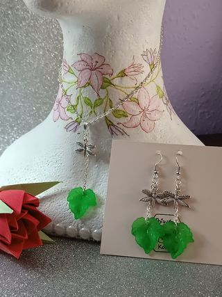Conjunto de pendientes y collar libélula+hoja