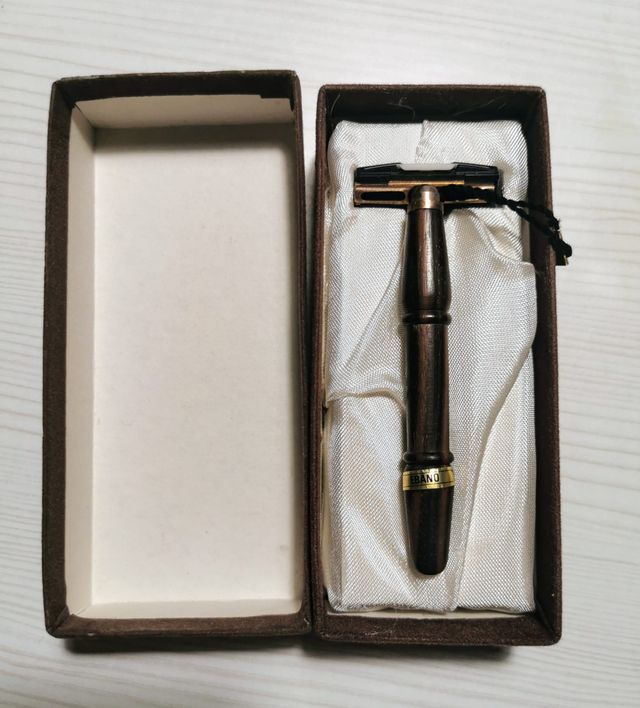 Antico rasoio con manico in Ebano 