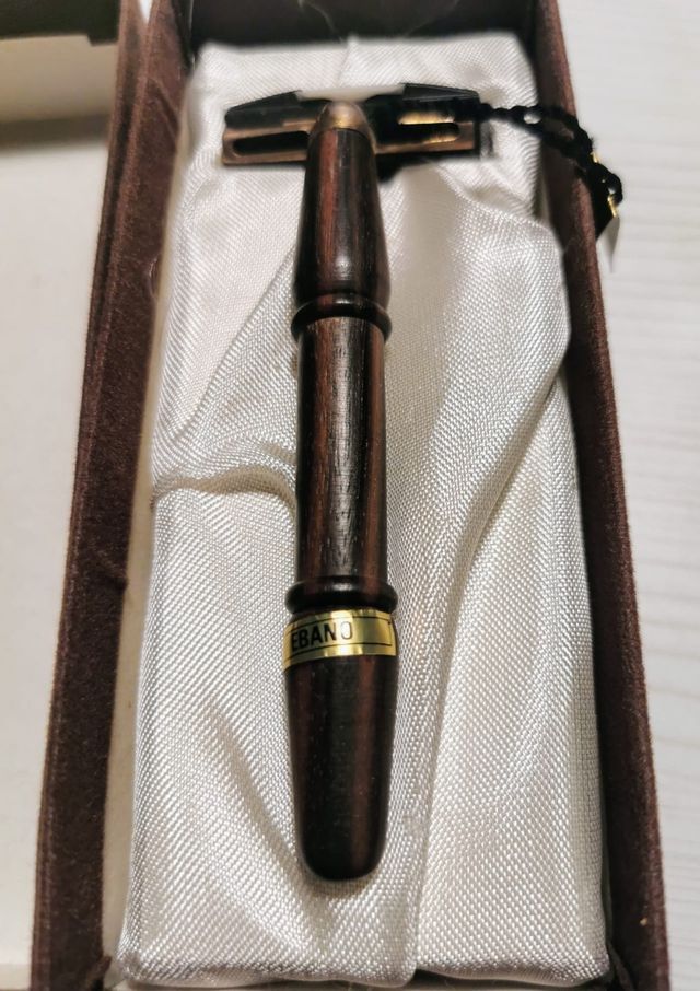 Antico rasoio con manico in Ebano 