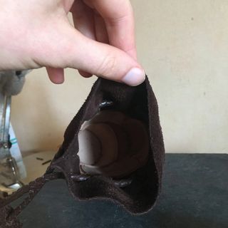 bolsa de judas limosnera de cuero piel tsantsa