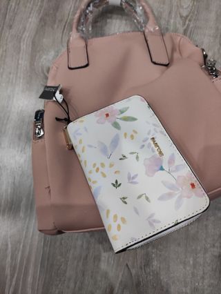 Bolso moderno con cartera a juego