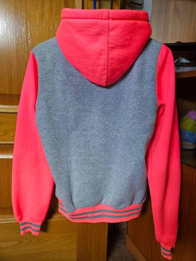 Chaqueta bomber rosa y gris