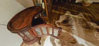 Mueble tipo licorera de madera maciza