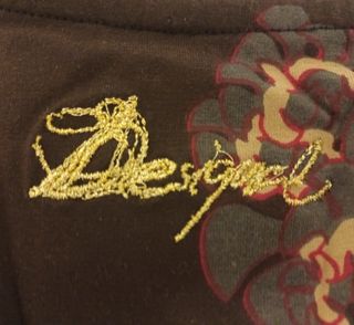 Camiseta Desigual S bordada y dorada