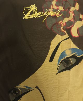 Camiseta Desigual S bordada y dorada