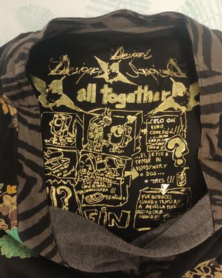 Camiseta Desigual S bordada y dorada