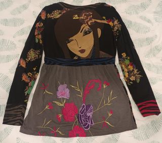 Camiseta Desigual S bordada y dorada
