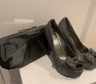 Zapato de fiesta gris