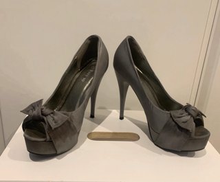 Zapato de fiesta gris