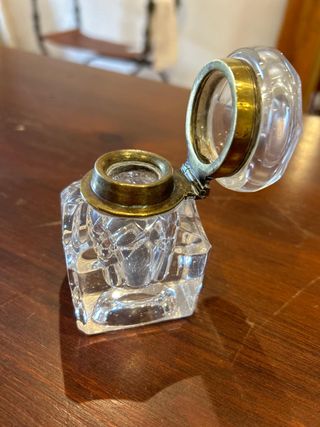 Pequeños frascos cristal y metal