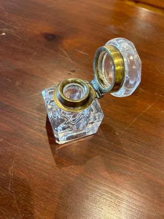 Pequeños frascos cristal y metal