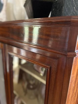 Vitrina Antigua  madera, baldas tapizadas