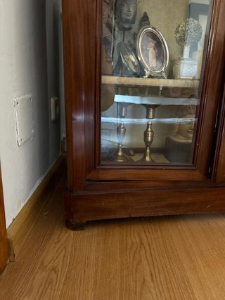 Vitrina Antigua  madera, baldas tapizadas