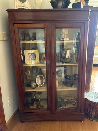 Vitrina Antigua  madera, baldas tapizadas