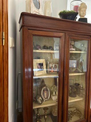 Vitrina Antigua  madera, baldas tapizadas